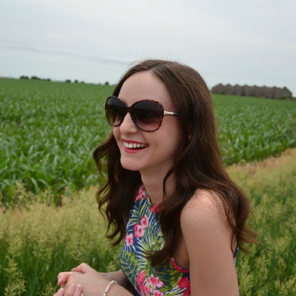 Meet your Posher, Courtney - Picture 2 of 2